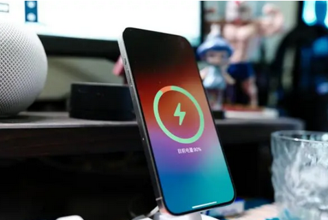 吉阳苹果15换屏服务分享用什么充电器给iPhone15充电更好 